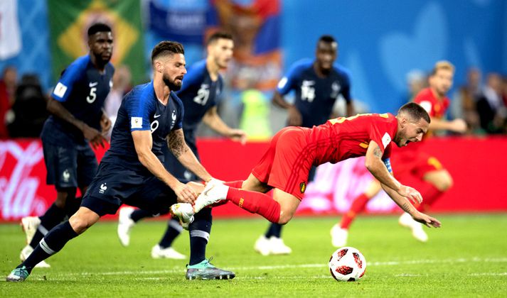 Eden Hazard á leið í grasið eftir draugabrotið hans Oliver Giroud.