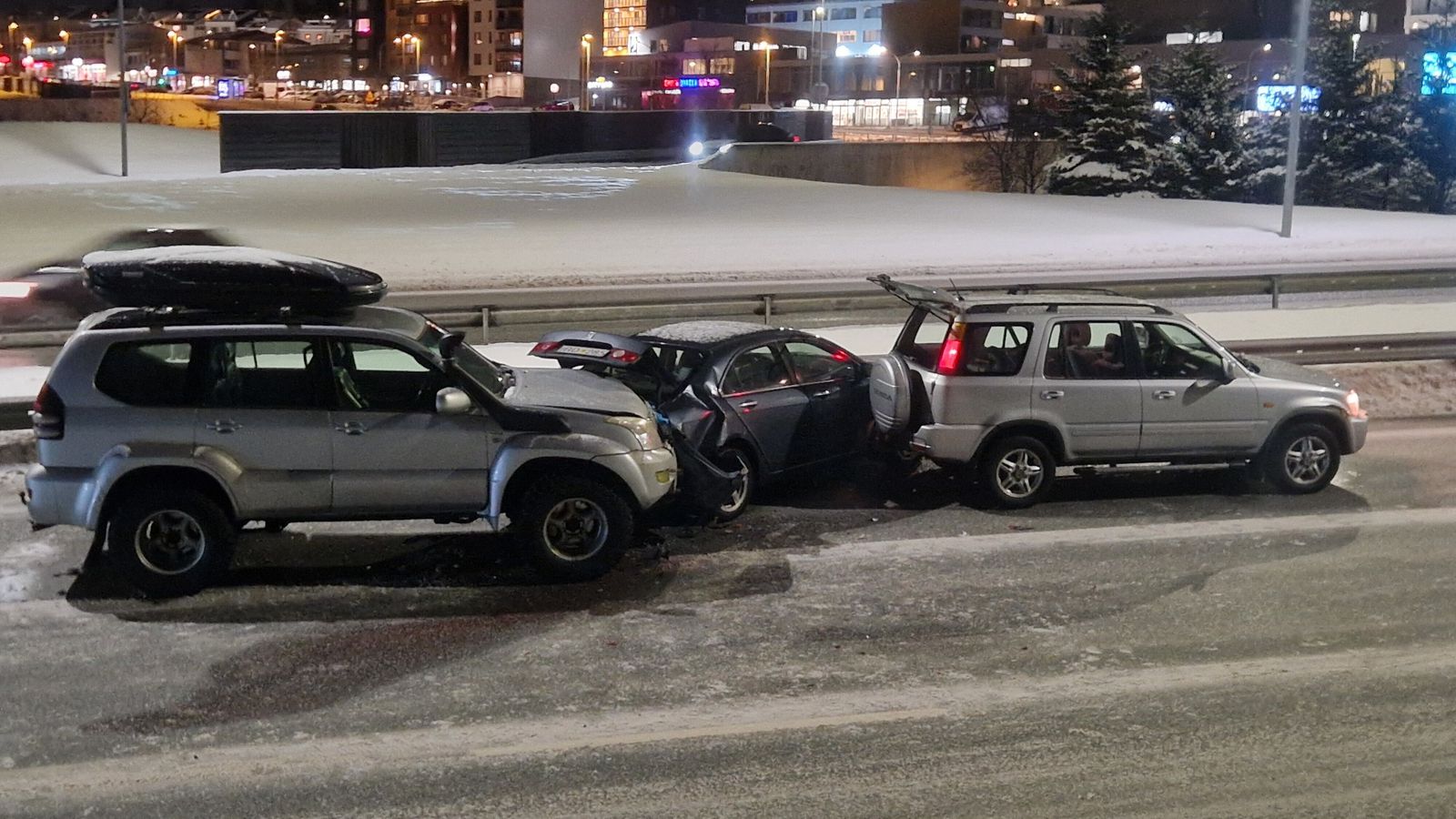 Veg­farandi á sjúkra­hús og Kringlumýrar­braut lokað eftir þriggja bíla á­rekstur