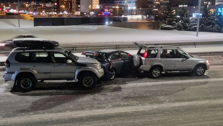 Um þriggja bíla árekstur var að ræða.