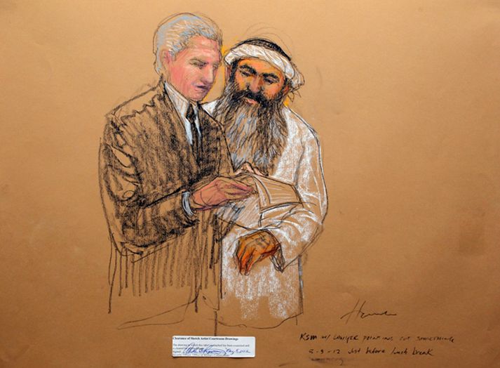 Khalid Sheikh Mohammed ræðir við lögfræðing sinn.
