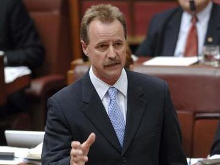 Nigel Scullion í ræðupúlti á ástralska þinginu.