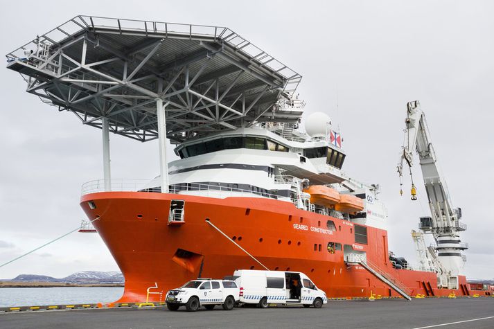 Seabed Constructor í Reykjavíkurhöfn á mánudag meðan skipstjóri og tveir áhafnarmeðlimir voru í skýrslutöku hjá lögreglu. Leiga skipsins er talin vera um eða yfir 10 milljónir króna á dag.