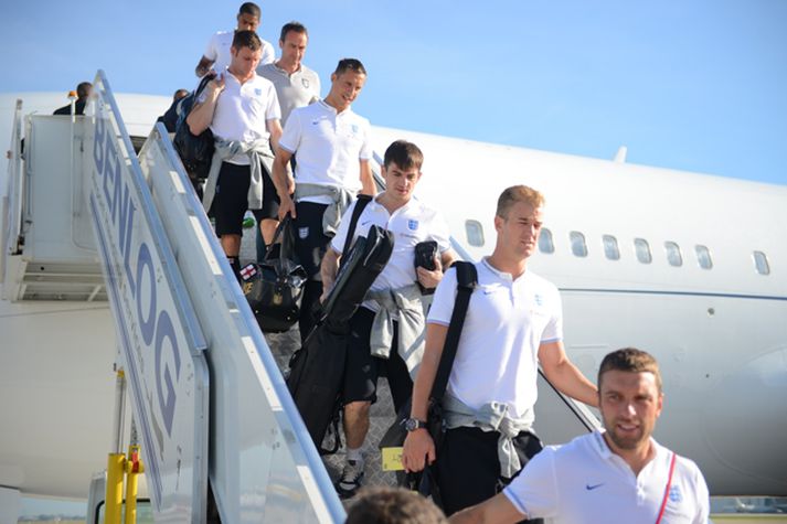 Enska liðið komuna til Brasilíu. Leighton Baines er mættur með gítarinn.