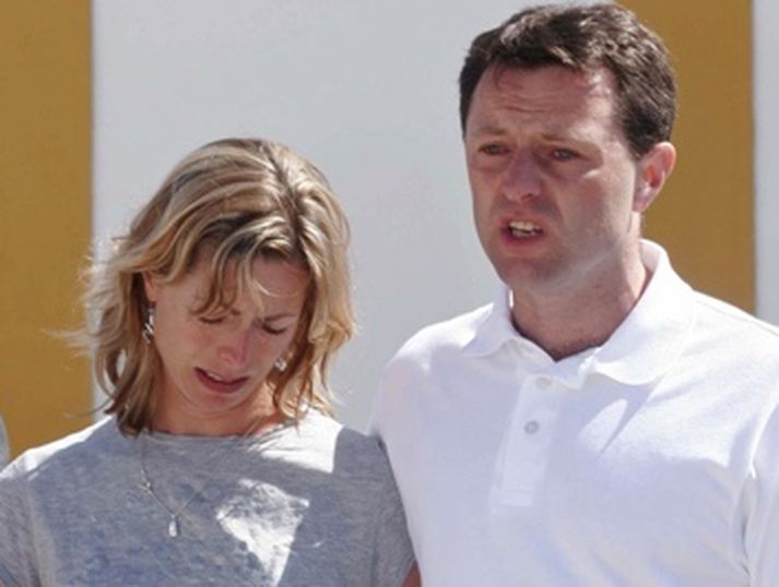 Kate og Gerry McCann fyrir utan kirkjuna í Praia da Luz.