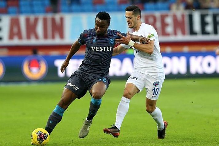 John Obi Mikel í leik með Trabzonspor fyrr í vetur en nú hefur hann fengið nóg og er hættur.