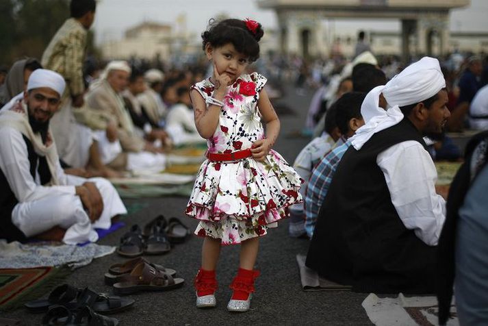 Þessi unga stúlka stillti sér upp fyrir ljósmyndara við bænastund í Sanaa í Jemen í gær. Bænastundin var tileinkuð Eid al-Fitr sem hófst í gær.