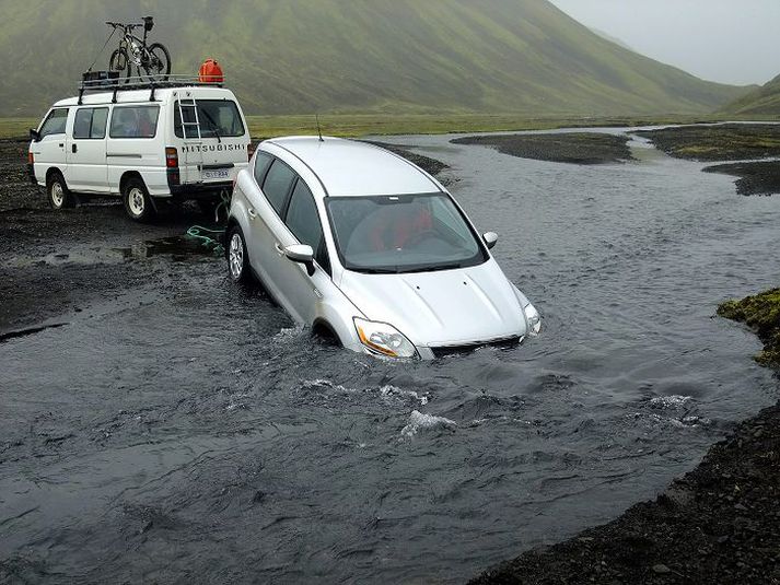 Þessi jepplingur sat fastur austan Landmannalauga á miðvikudaginn.