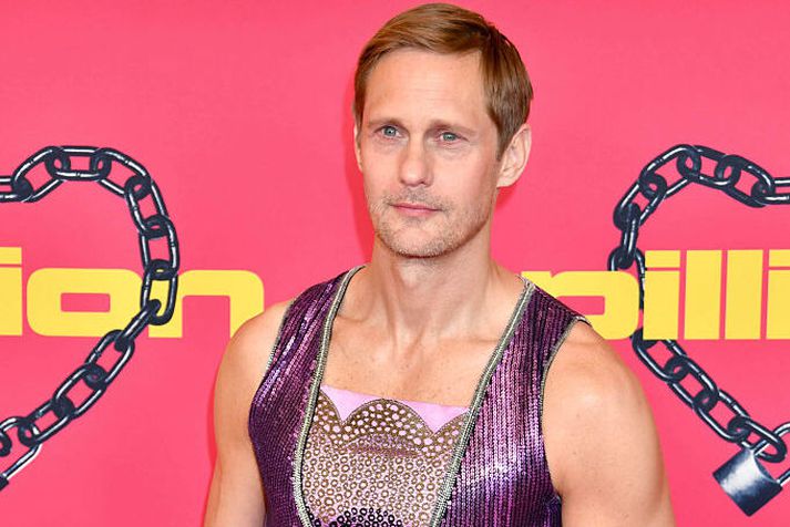 Alexander Skarsgard stal senunni í Berlín í fjólubláum Dior bol.