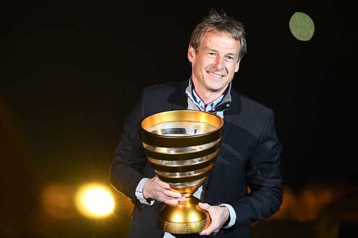 Klinsmann með glæsilegan bikar.