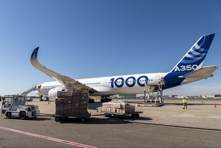 A350-1000 tilraunaþota Airbus affermd í Toulouse í dag eftir komuna frá Kína. Farmurinn var fjórar milljónir af andlitsgrímum.