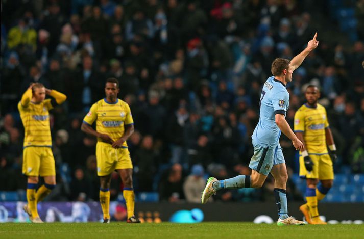 James Milner fagnar fyrra marki sínu.