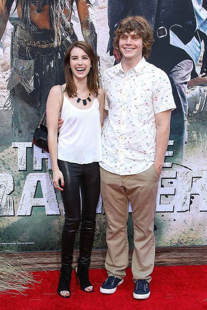 Emma Roberts og Evan Peters eru enn saman þrátt fyrir ofbeldisfullt samband.
