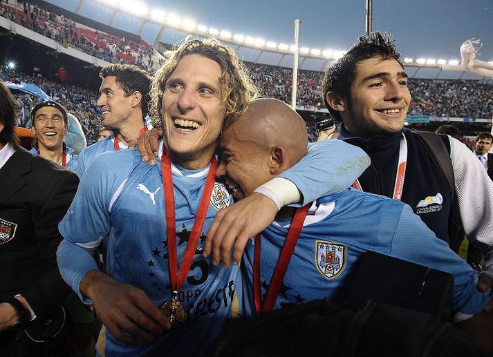 með Gullið um hálsinn Diego Forlan fagnar sigri í Copa America með félögum sínum.Mynd/AFP
