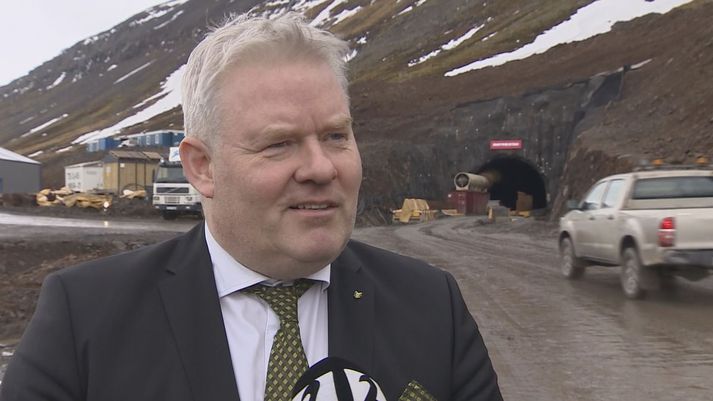 Sigurður Ingi Jóhannsson samgönguráðherra við munna Dýrafjarðarganga í dag.