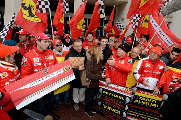 Stuðningsmenn Schumacher fyrir utan sjúkrahúsið í Grenoble.