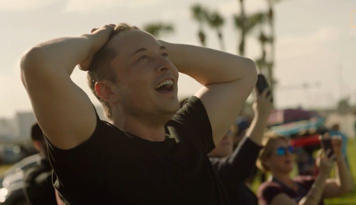 Elon Musk fylgist með geimskotinu