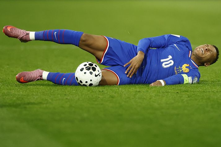 Kylian Mbappe meiddist á ökkla í gærkvöldi og bað um skiptingu.