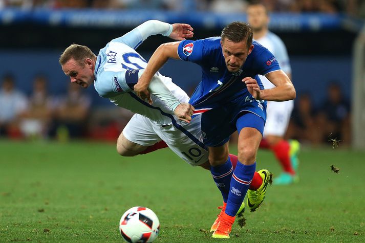 Verðandi samherjarnir Gylfi Þór Sigurðsson og Wayne Rooney í mikilli baráttu í landsleik Íslands og Englands á EM 2016.