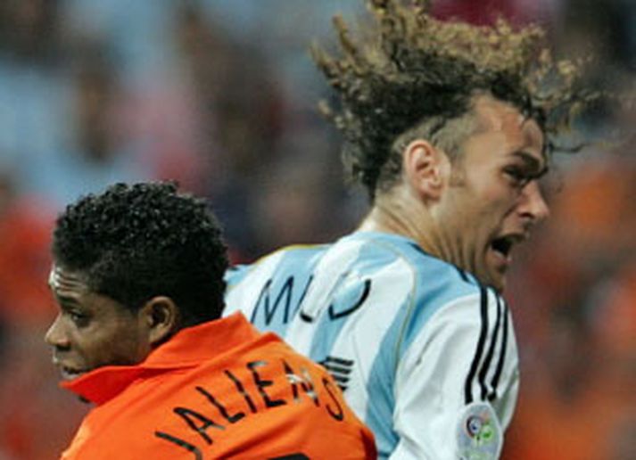 Hér berjast argentínumaðurinn Gabriel Milito og Kew Jaliens um boltann í leik Hollendinga og Argentínu.