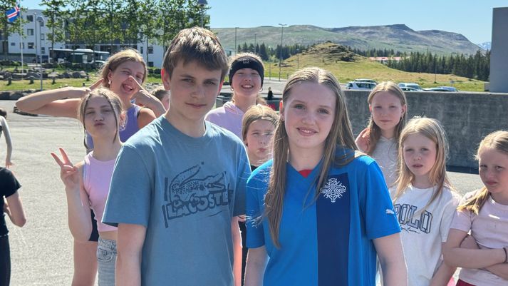 Þau Halldór Elí og Snædís Birta í 7. bekk Helgafellsskóla vita upp á hár hvernig lýðræðislegar kosningar virka eftir að hafa haft umsjón með kosningum sem fóru fram í dag.