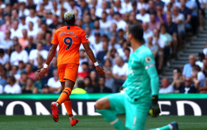 Joelinton fagnar eftir að hafa skorað eina mark leiksins gegn Tottenham.