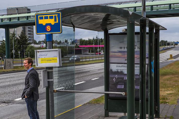 Skemmdarvargurinn brýtur gjarnan margar rúður í hverju strætóskýli og notar líklega neyðarhamar til verksins.