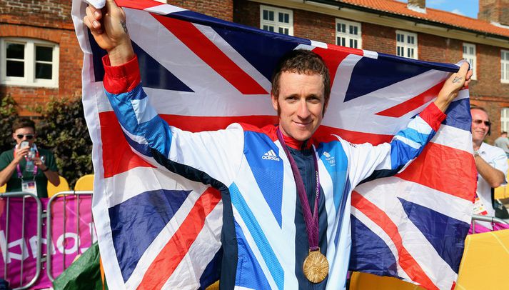 Bradley Wiggins fagnar hér gullinu sínu.