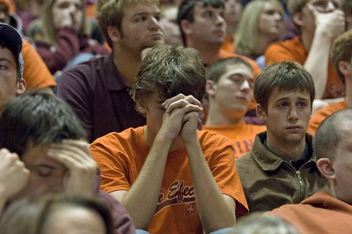 Nemendur við Virginia Tech háskólann í Bandaríkjunum minnast látinna samnemenda.