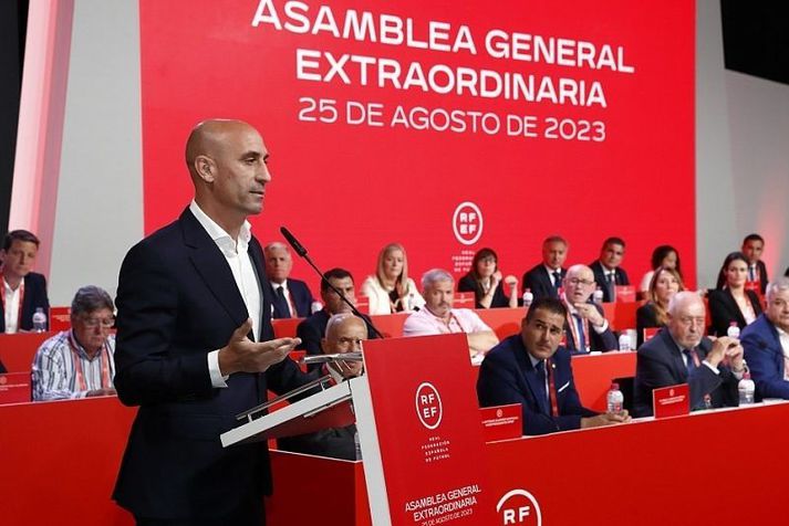 Luis Rubiales segist vera fórnarlamb nornaveiða.