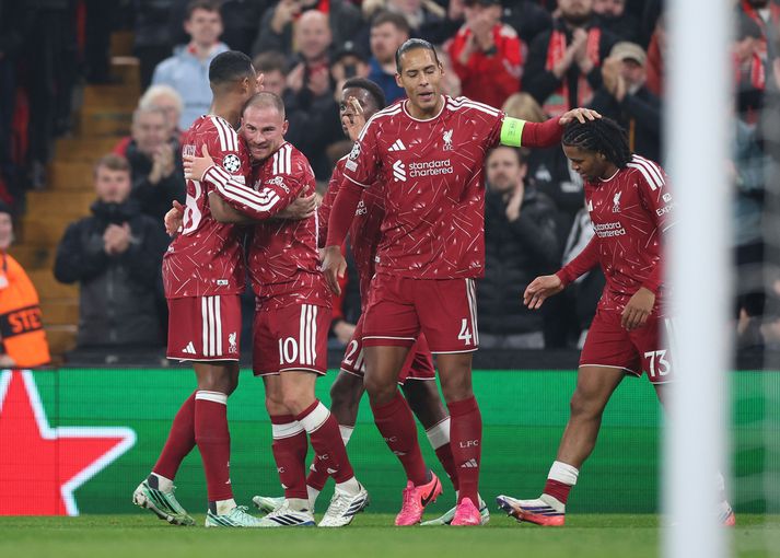 Leikmenn Liverpool fagna öðru marki Alexis Mac Allister í leiknum.