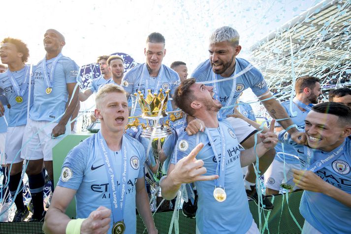 Leikmenn Manchester City fagna hér Englandsmeistaratitli sínum á dögunum.