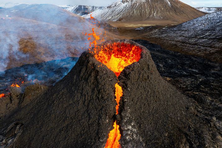 Eldgosið í Geldingadal á Reykjanesi í gær. Aukinn kraftur var á gosstöðvunum í gærkvöldi.