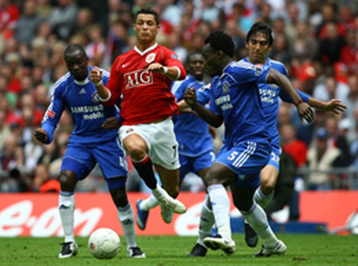 Cristiano Ronaldo hefur verið í strangri gæslu varnarmanna Chelsea í dag, eins og þessi mynd ber með sér.