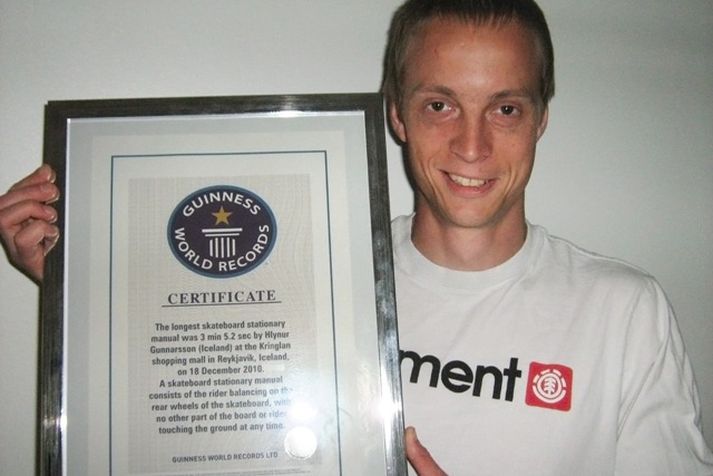 Hlynur með viðurkenningarskjalið frá Guinness World Records