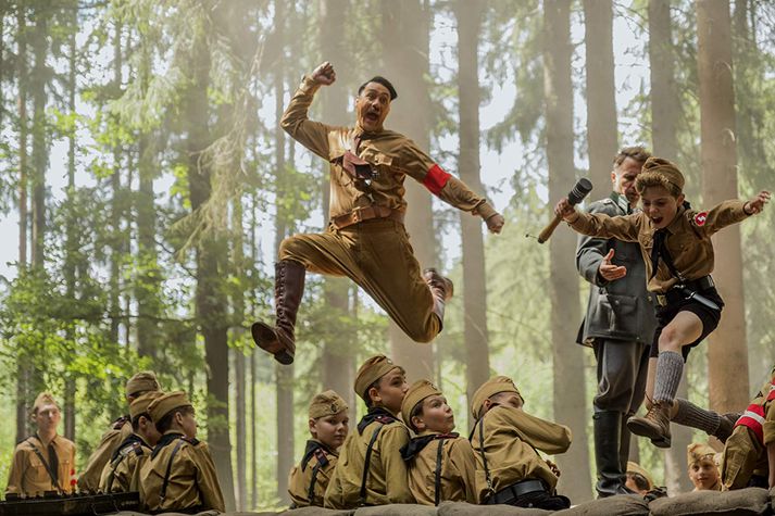 Taika Waititi, leikstjóri myndarinnar, fer sjálfur með hlutverk Hitlers.