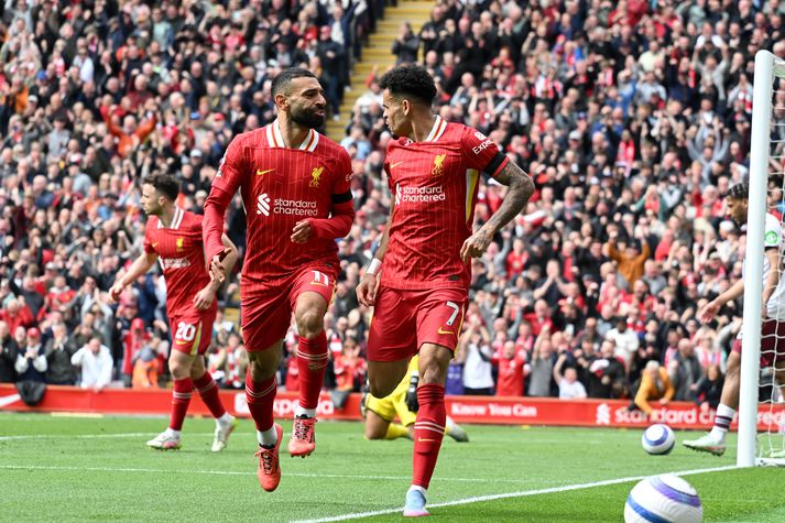 Mohamed Salah fagnar með Luis Díaz eftir að hafa lagt upp mark fyrir hann.