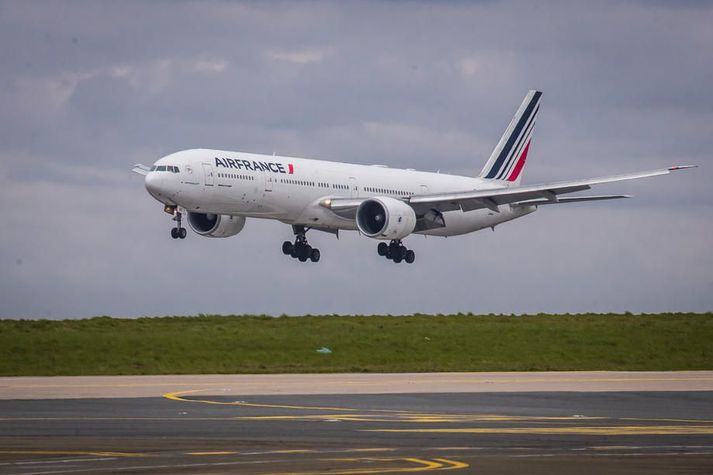 Lok, lok og læs á Air France í Rússlandi. Evrópsk yfirvöld hvetja flugfélög til að fljúga ekki yfir Hvíta-Rússland eftir að þarlend yfirvöld létu stöðva för farþegaþotu til að hafa hendur í hári blaðamanns sem hefur verið gagnrýninn á þau.