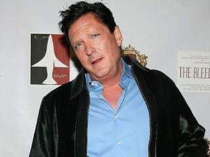 MR. Skallagrímsson
<B>Benedikt Erlingssyni</B> líst ágætlega á <B>Michael Madsen</B> í hlutverk Egils Skallagrímssonar en sjálfur lék hann auðvitað kappann í leikverkinu Mr. Skallagrímsson. „Ég hitti þessa stráka nokkrum sinnum, við ræddum heilmikið saman og skoðuðum söguslóðir í Borgarfirðinum. Þeir tóku þar myndir sem þeir ætla að nota í teiknimyndinni,“ útskýrir Benedikt en bróðir hans, Friðrik, kom að gerð handritsins. „Þeir höfðu miklar áhyggjur af því að hafa sögulegar staðreyndir ekki á hreinu og vildu alls ekki móðga Íslendinga,“ útskýrir Benedikt sem hefur þegar séð smá brot úr myndinni og líst alveg ótrúlega vel á.