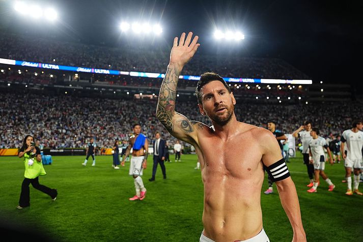 Lionel Messi er orðinn 38 ára en í fínu formi eins og sjá mátti eftir að hann hafði gefið Jóni Degi Þorsteinssyni treyjuna sína.