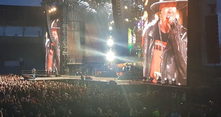 Axl Rose þandi heldur betur raddböndin í gærkvöldi.