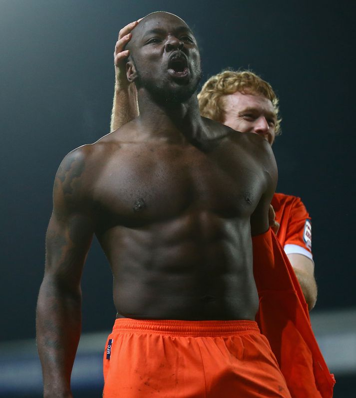 Shittu fagnar marki sínu í kvöld.