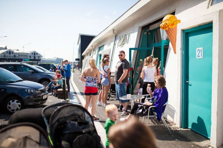Margir leggja leið sína í ísbúðina Valdísi þegar vel viðrar. Mikil eftirspurn eftir húsnæði á svæðinu.