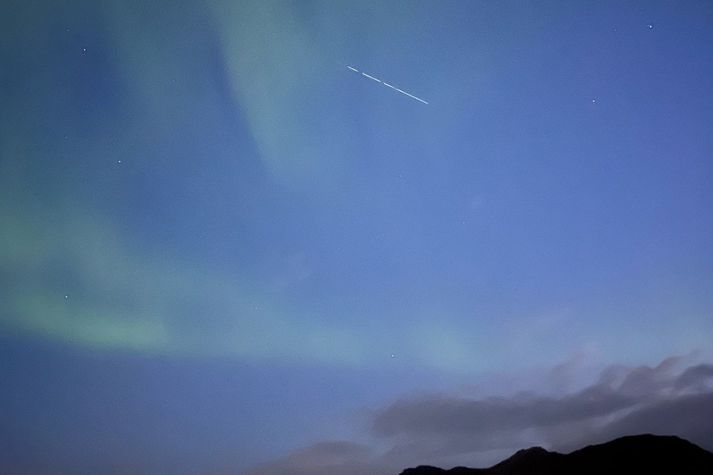 Mynd af Starlink-gervihnetti yfir Íslandi.
