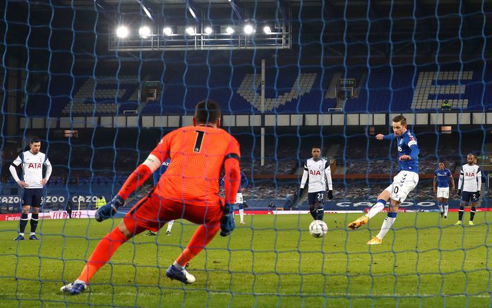 Gylfi Þór Sigurðsson kemur Everton í 3-1 gegn Tottenham með marki úr vítaspyrnu.