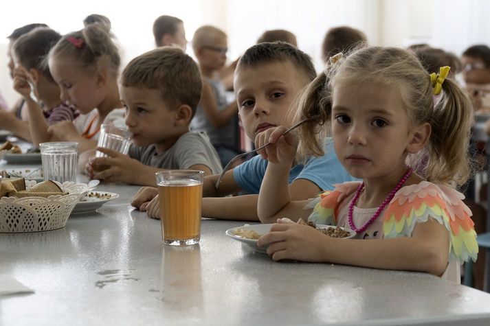 Úkraínsk börn sem tekin voru frá ríkisstofnun í Donetsk-héraði og flutt til Rússlands.