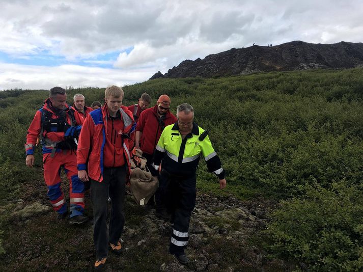 Björgunarsveitarfólk bar konuna þrjá kílómetra í átt að sjúkrabíl. Konan slasaðist á fæti.