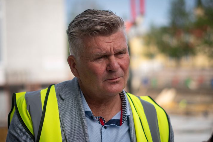 Guðmundur Bjarni Harðarson framkvæmdastjóri Fjarðar segir björgunarsveitir hafa fylgt fjarlægðartakmörkunum en staðsetning flugeldasýningarinnar verði endurskoðuð. 