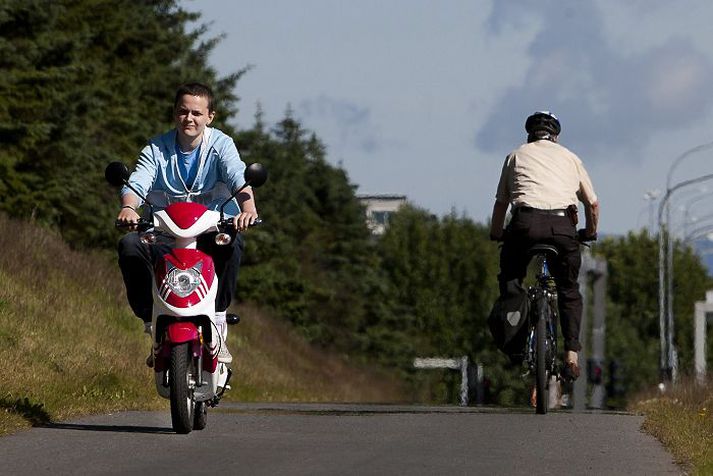 Rafmagnsvespa Litlar rafmagnsvespur voru settar á markað á Íslandi í fyrravor. Vespurnar eru skilgreindar sem reiðhjól samkvæmt umferðarlögum.Fréttablaðið/hag