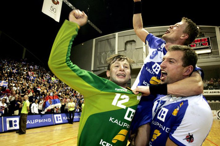 Landsliðsmenn fagna sætum sigri á Serbum í undankepppni EM 2008.