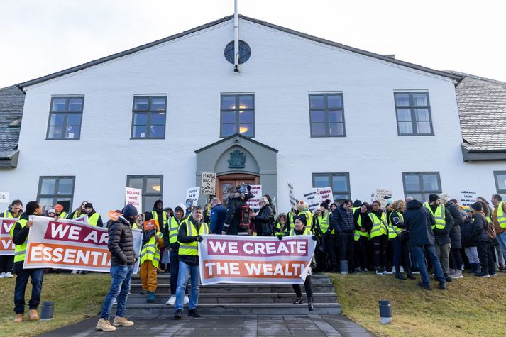 Mótmælendur hvöttu forsætisráðherra til að koma út og ræða við þá án árangurs. 